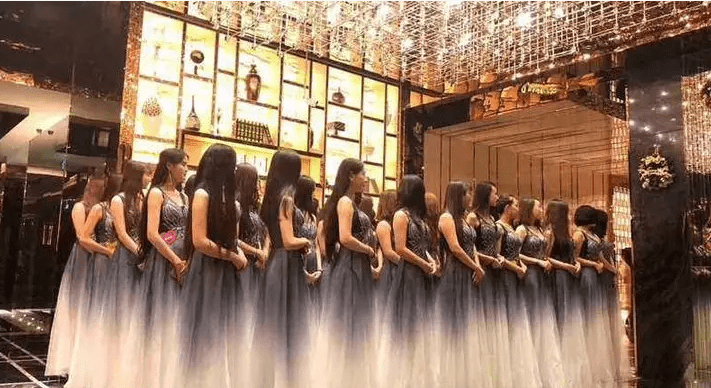 原创妻子在酒店上班一夜赚8千软饭男丈夫终究还是忍不住了