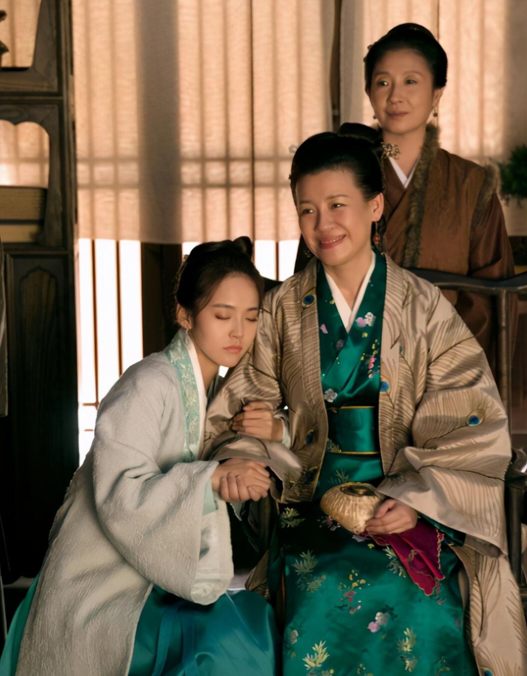 20多年前,张艺谋断言她"红不了",不信命的她终在76岁爆火_曹翠芬_演技