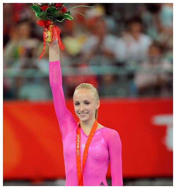 身材纤细还超柔软,能在瀑布底下做体操_纳斯卡_美国_柳金