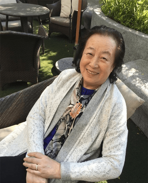 朱曼芳81岁还自信打扮随意比女儿高级皮鞋配丝袜典型老人穿法