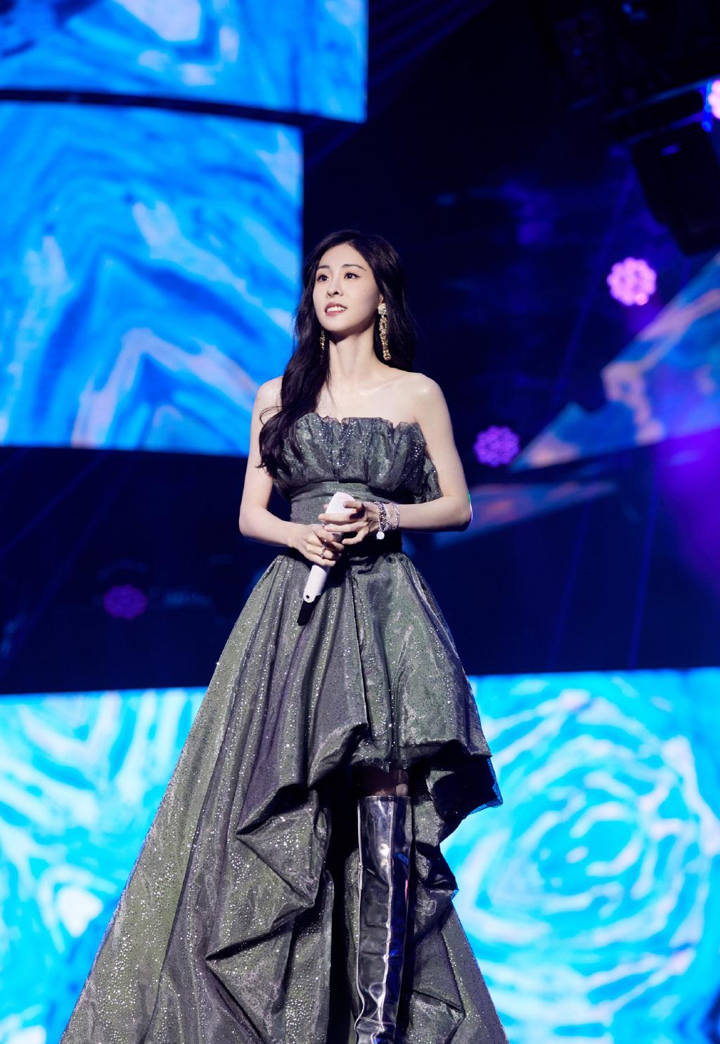 张碧晨当妈后首次红毯,一袭抹身材裙扮逃跑的公主,又瘦又美不违和