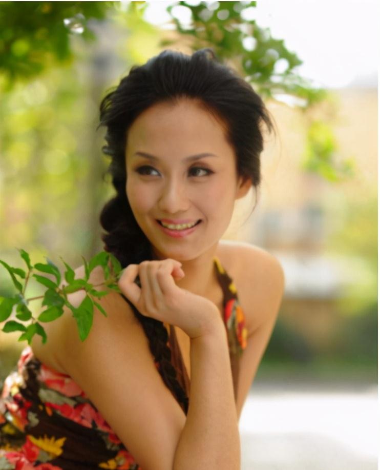 女儿是奥运冠军从不张扬,52岁气质十足_李颖_金紫薇_荧屏