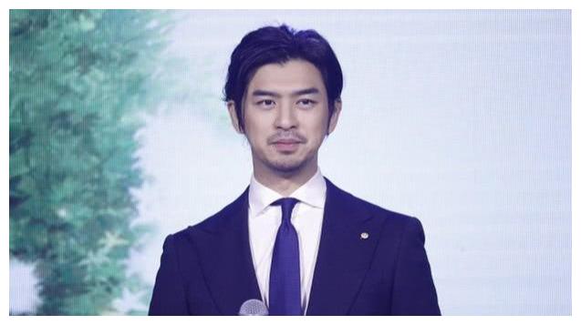 原创陈柏霖西装造型出席活动发型凌乱不刮胡子36岁活得太粗糙