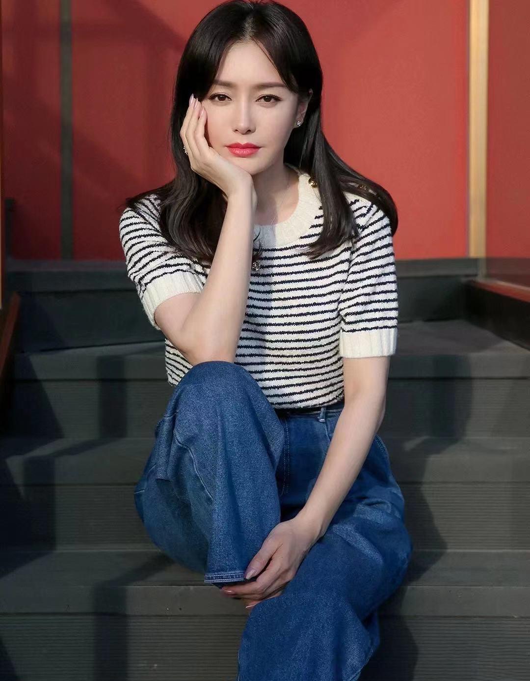 秦岚职场穿搭过分美丽?