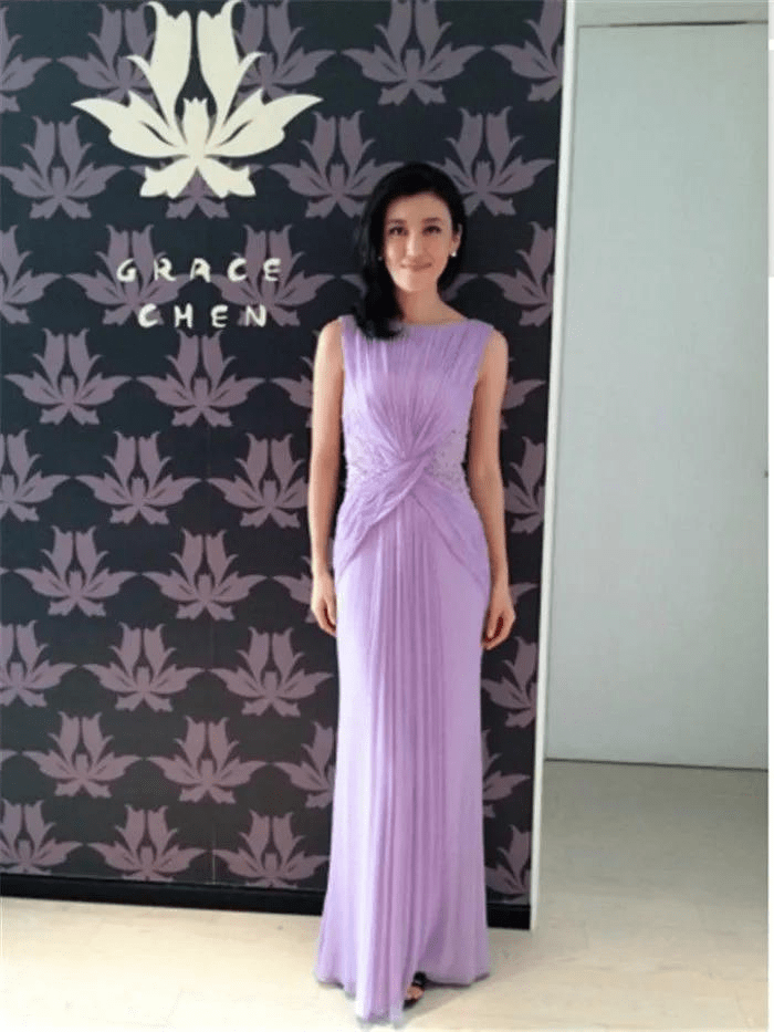 央视主持李红气质胜董卿蓬松短发面容大气从内而外知性优雅