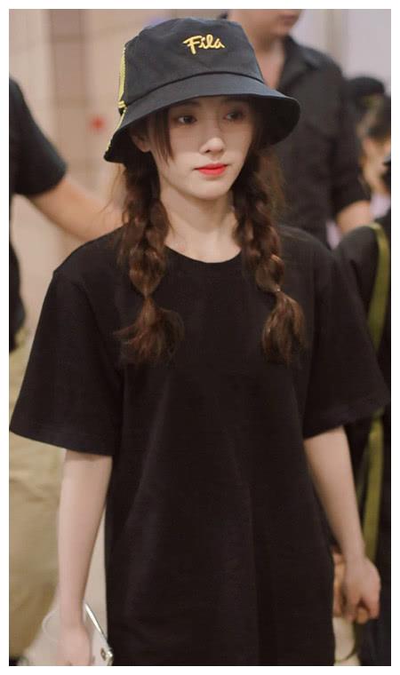 原创鞠婧祎现身黑色t恤搭铅笔裤好显瘦扎双麻花辫又美了一次