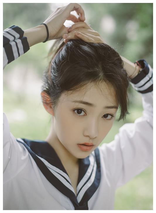 《烈火军校》曲曼婷,穿清新系搭配,美成"校园女神"!