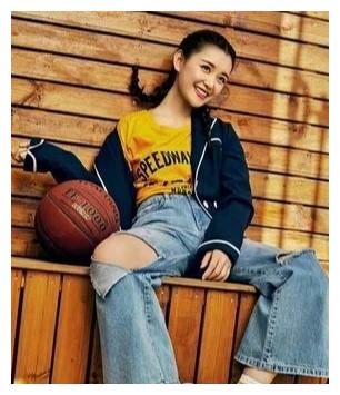 蒋依依开学素颜报到,时尚又靓丽,能玩一字马的姑娘果然有气质_白色