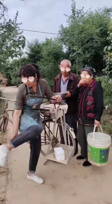 卖豆腐的女子不讲卫生,用擦鼻涕的手抓豆腐,老夫妇见后转头就走_网友