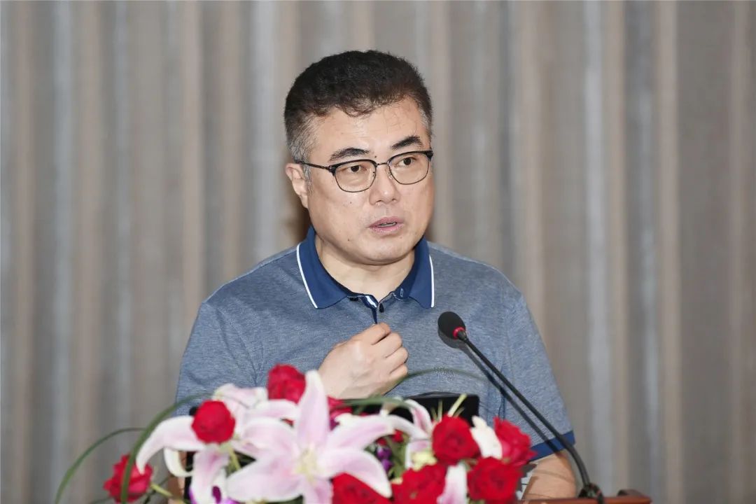 在慢性气道专场,向平超教授,解放军总医院解立新教授致开场辞.