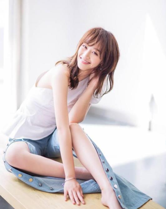 原创蓝盈莹大时尚写真曝光优雅长腿凸显美腿看完都说这腿绝了