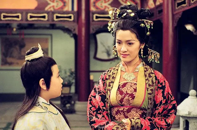 还是要属在2002年播出的古装奇幻剧《无头东宫》