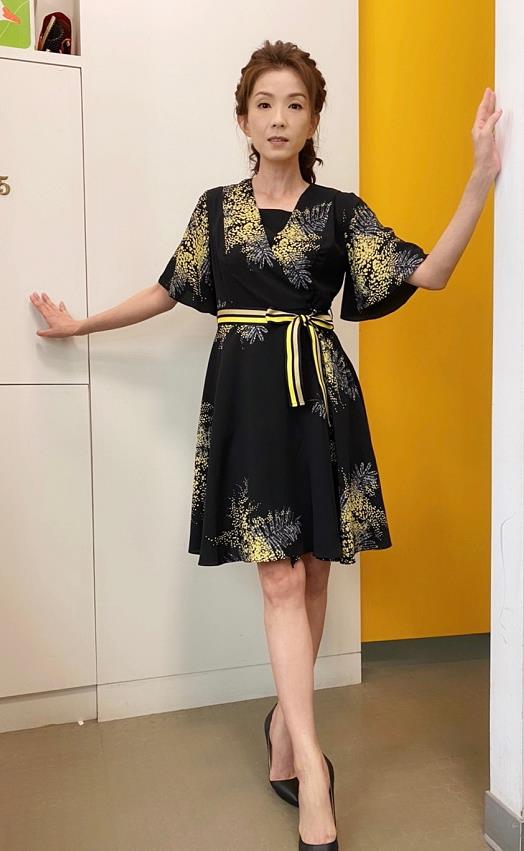 原创年过半百的女人仍有魅力叶全真的身材比例比旁边的小姑娘还好