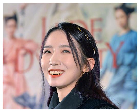 原创孟美岐全黑look现身互动黑长直造型太吸睛一身女爵装a到爆