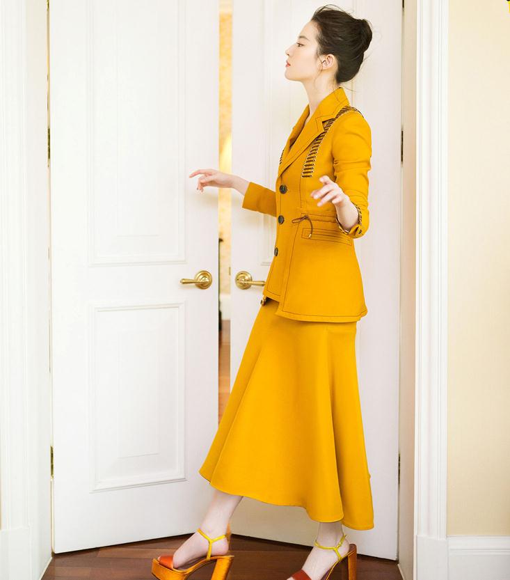 原创刘亦菲越来越有气质西装配波浪卷发太女人配高跟鞋美出新高度