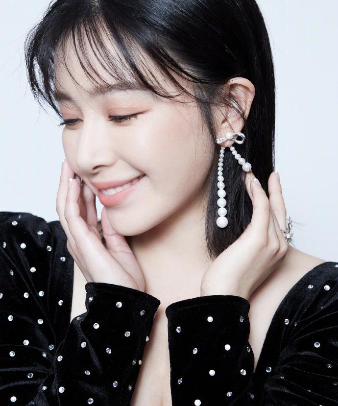 原创32岁阚清子晒近照丸子头白色深v装女人味十足感谢纪凌尘