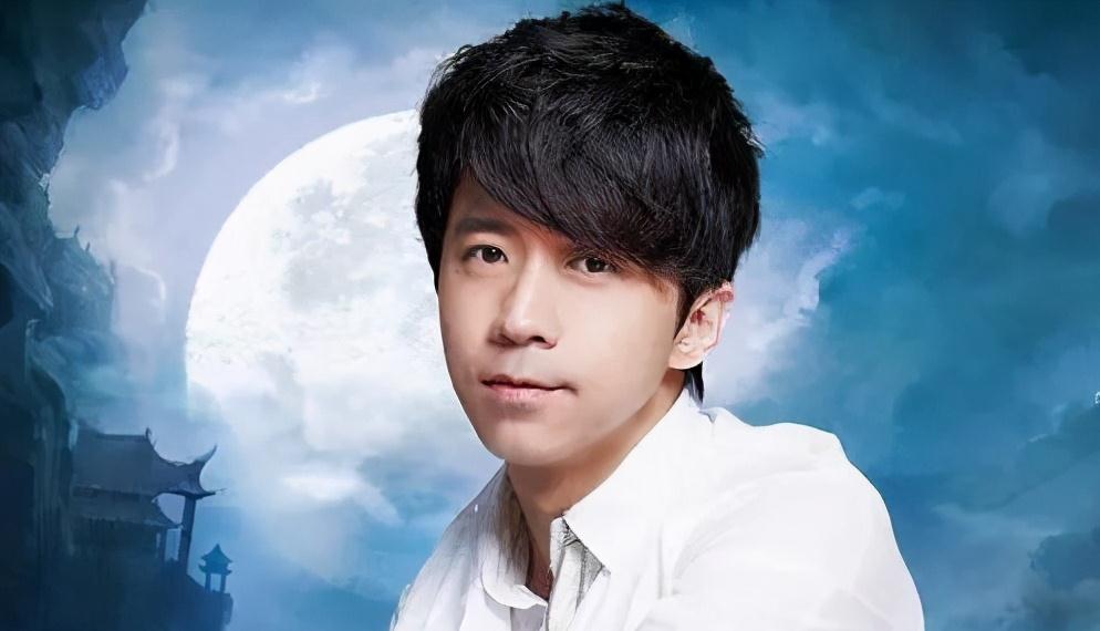 原创50岁光良曝近照面色暗黄胡子拉碴身材健硕肌肉坚实似小伙