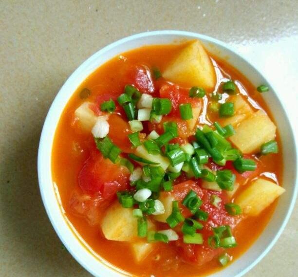 【番茄土豆汤】食材:番茄2个,土豆1个,姜2片,葱少许,油盐适量,水适量.