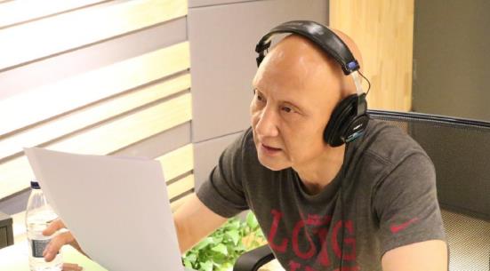 前不久,62岁的杜明宇的一段视频曝光,视频中的他身穿红色t恤,下身则