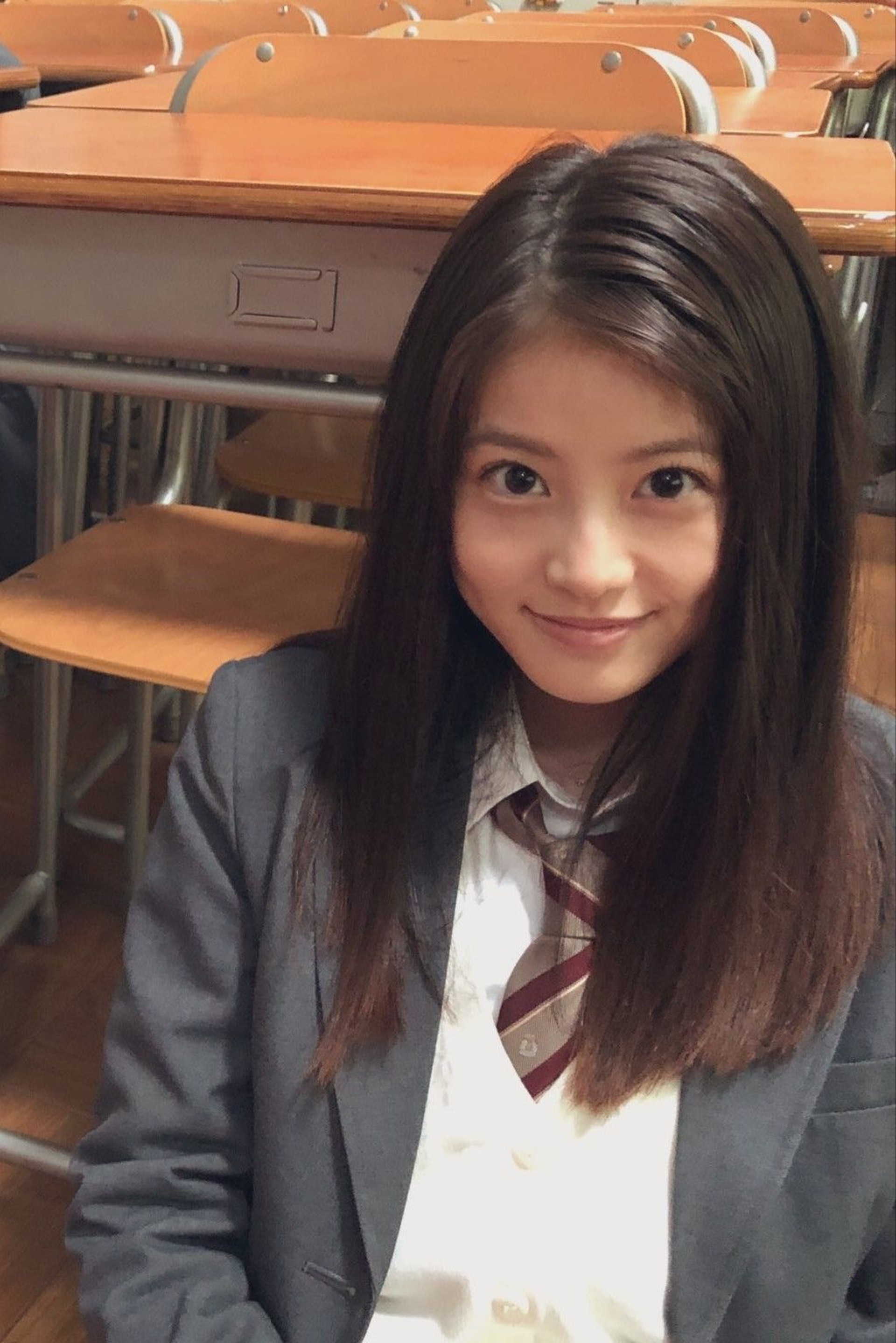 原创国外票选穿校服最可爱女星top10