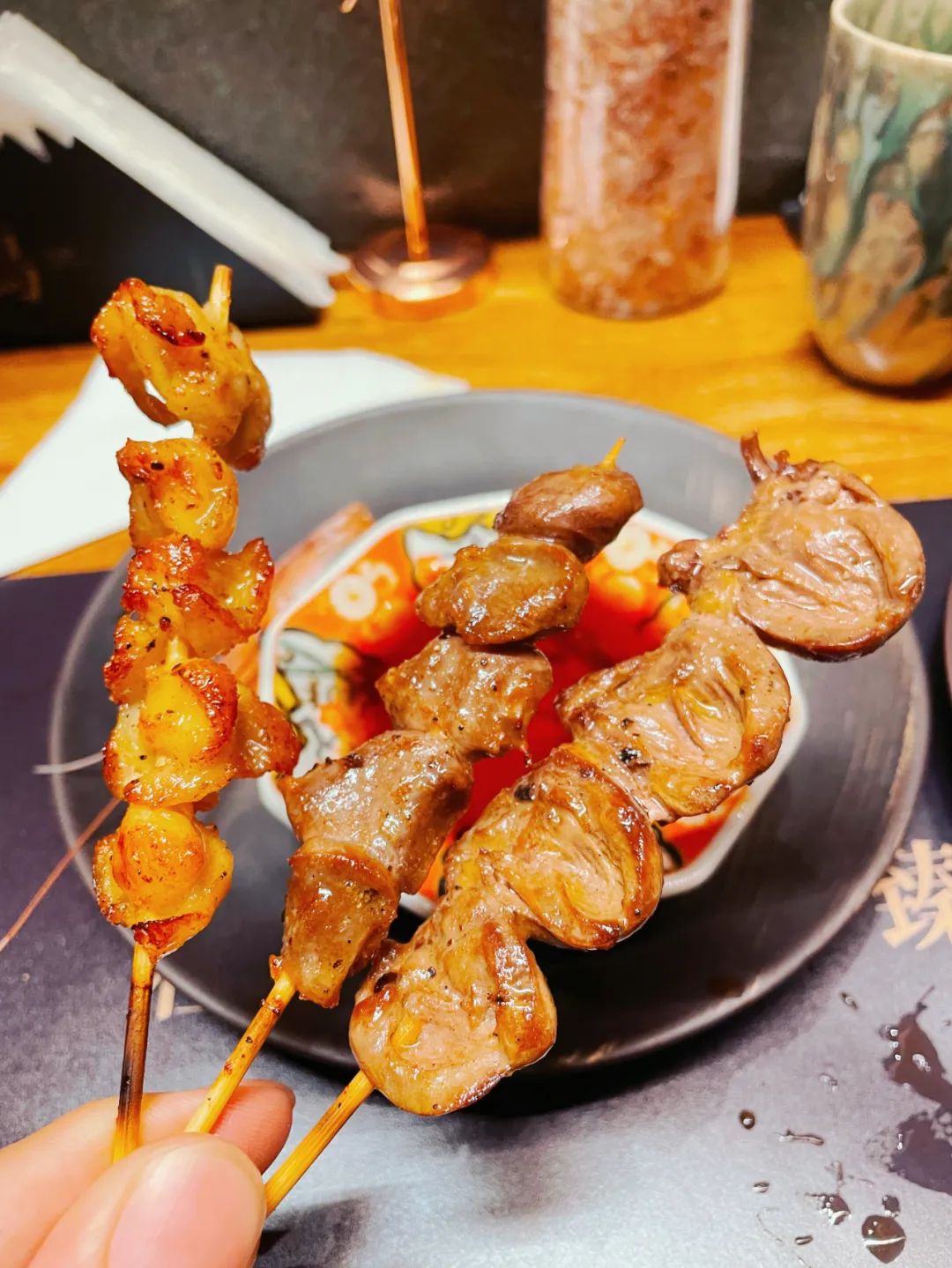 烤凤尾其实就是烤鸡屁股,事前被处理得十分干净,烤得香脆.