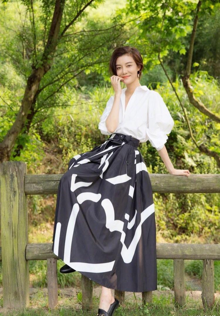 原创车晓又美出圈了一袭香槟色礼服端庄稳重气场全开真惹眼