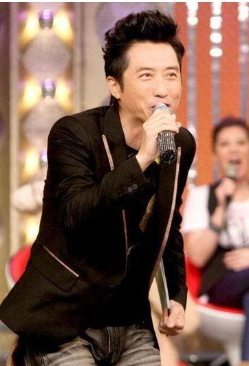 伊能静18岁的儿子:做美甲穿女装身材妖娆,网友:多大仇养成这样_庾澄庆