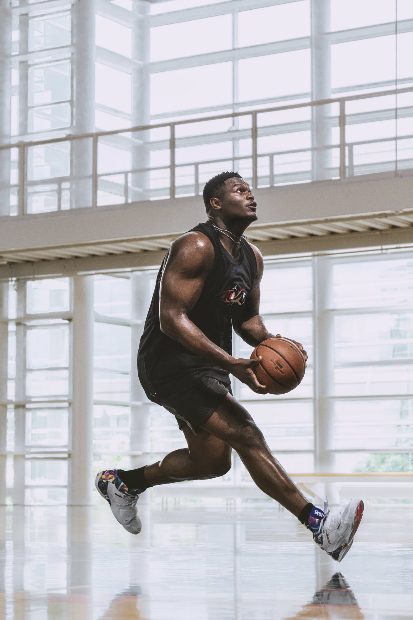 照片中的锡安看起来成功减重,手臂肌肉线条明显,体壮如牛,相当强壮.