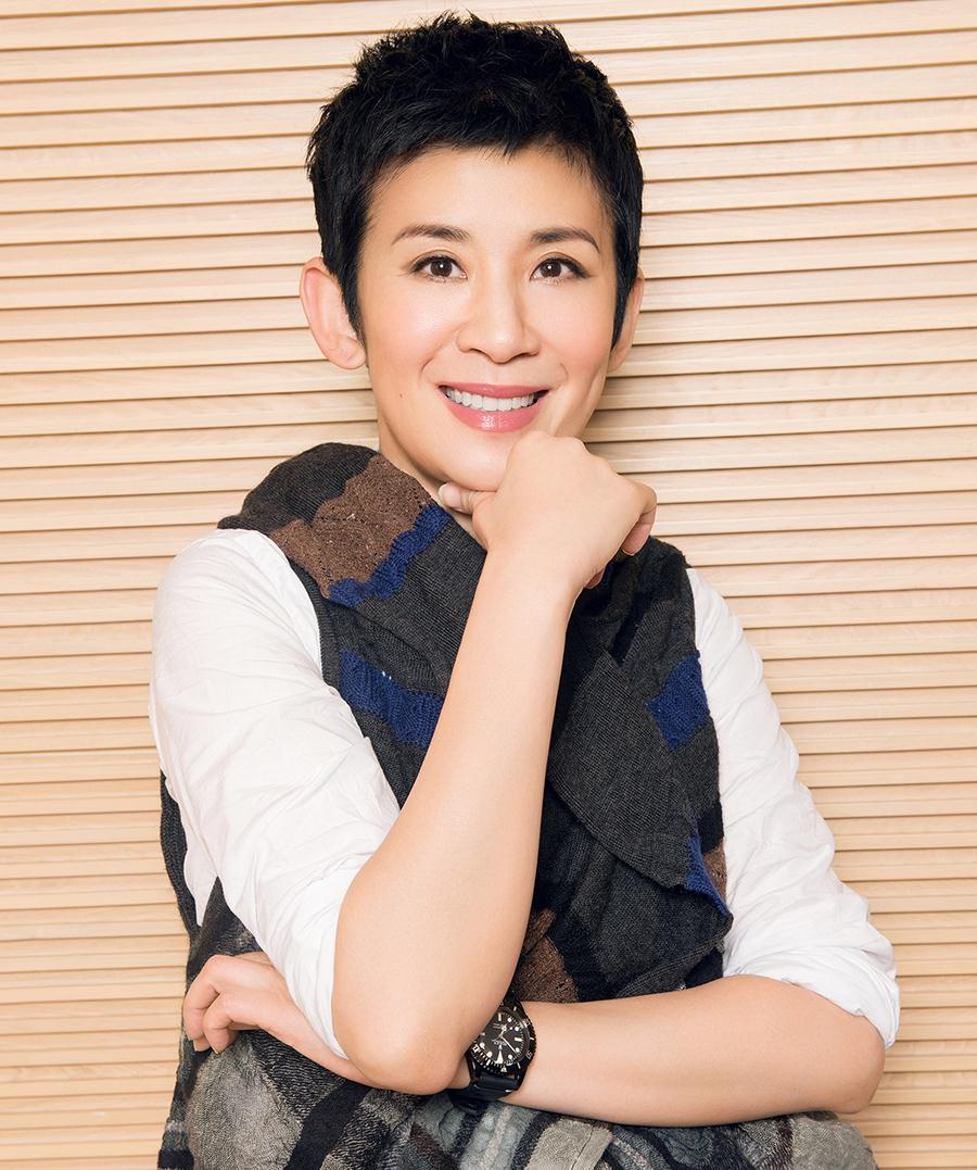 55岁吴君如带孩子外出,身材纤细状态好,14岁女儿出镜星味足_陈可辛_陈