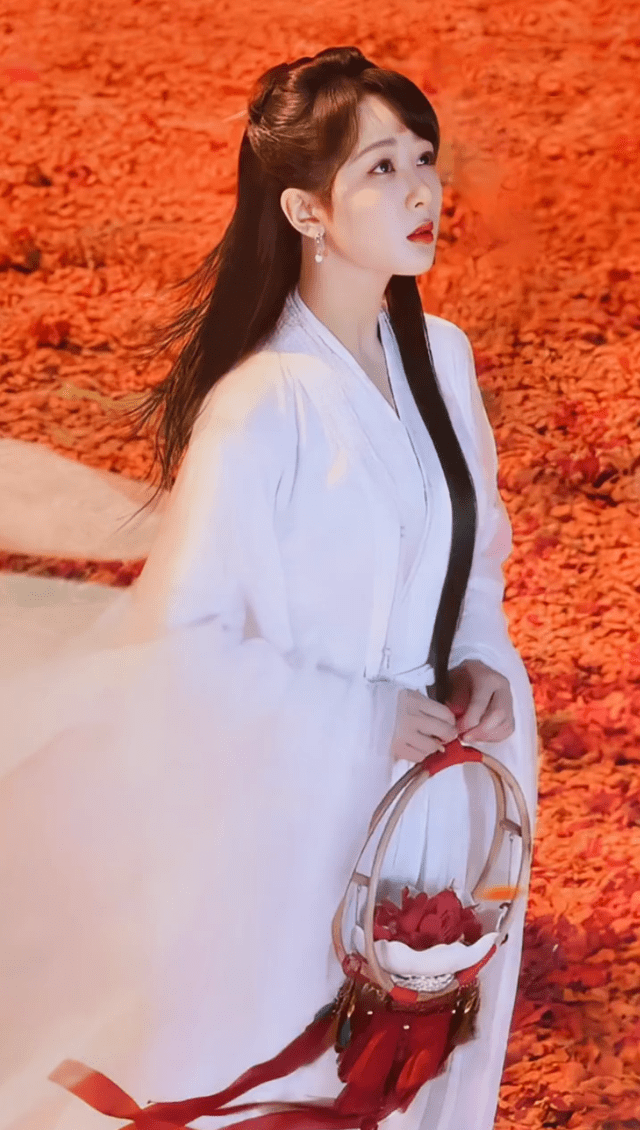 原创长相思杨紫白衣造型曝光手里提着凤凰花是赴死的虐心剧情