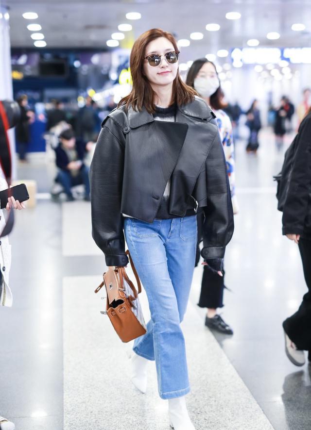 原创江疏影用自身穿搭告诉你这条直筒牛仔裤才是真正的酷感十足