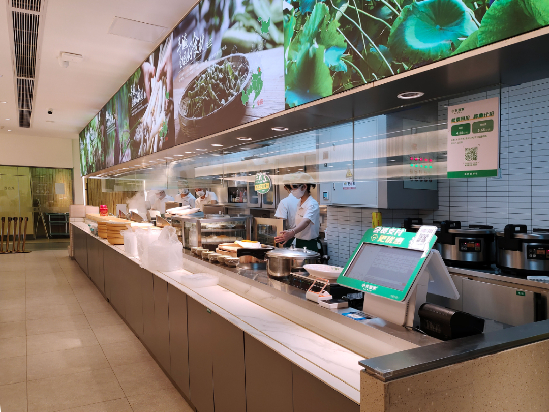 整体是高档年轻化的餐饮空间,室内的装修很是简洁,干净,对于中式快餐