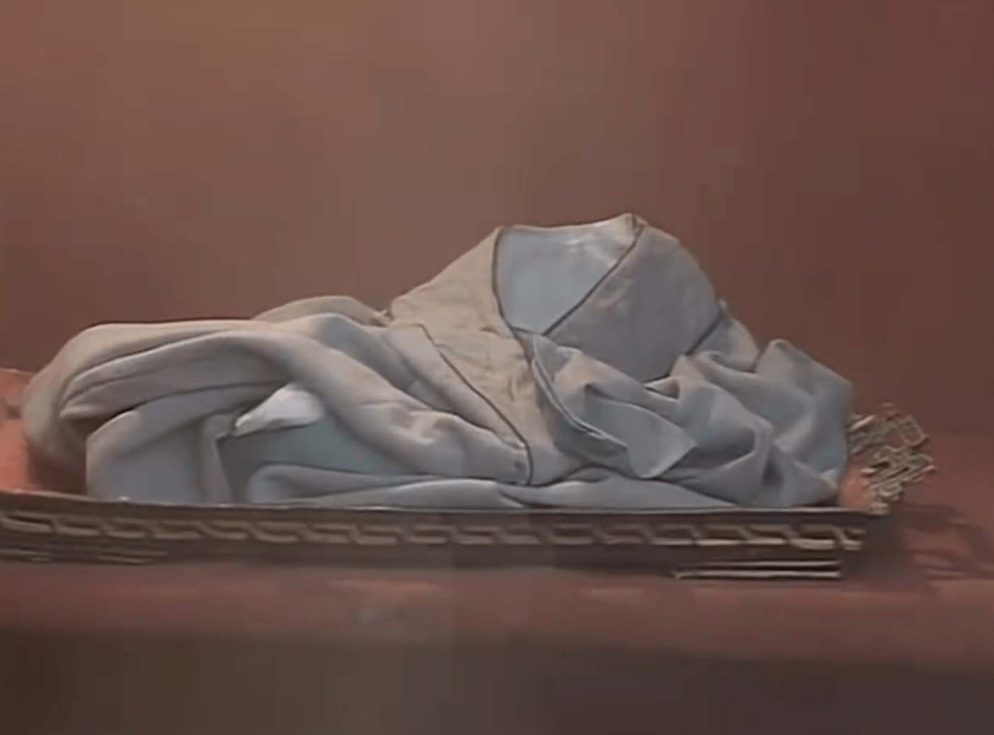 钱钟书指出,这里的道具用错了,原来,"一口钟"属于中国古代服饰的一种