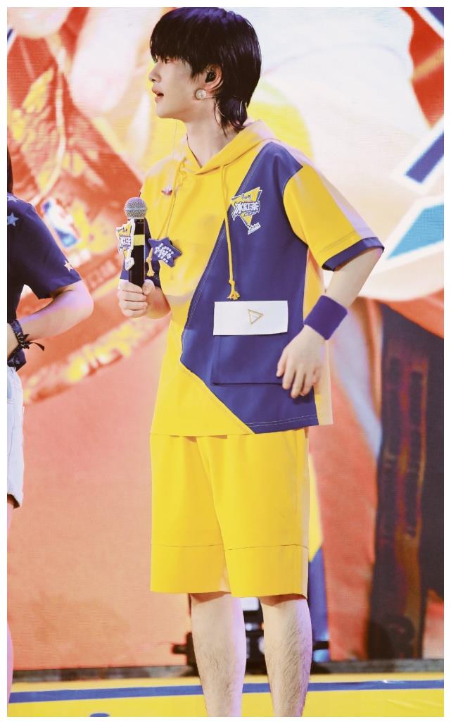 拿周震南精修图和生图一对比,这腿也p太过了,网友