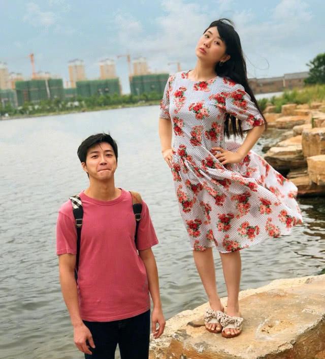 但她的身材也是一点都没有走样,双手叉腰俏皮可爱,一旁的江宏杰身穿