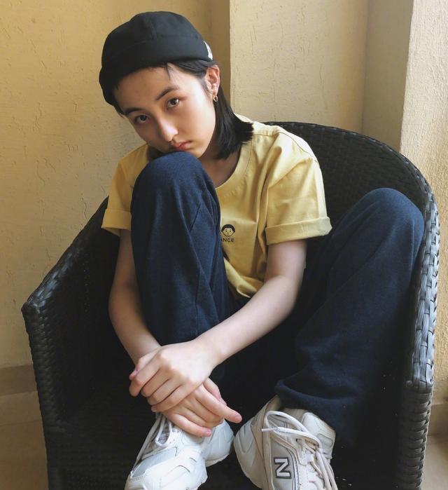 原创张子枫元气大片曝光桃粉柠檬黄印花短t邻家妹妹经典穿搭