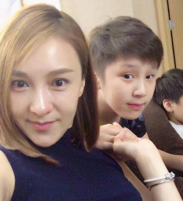 43岁"梦萍"近照曝光,事业高峰期选择结婚,今可算是人生赢家_乐珈彤