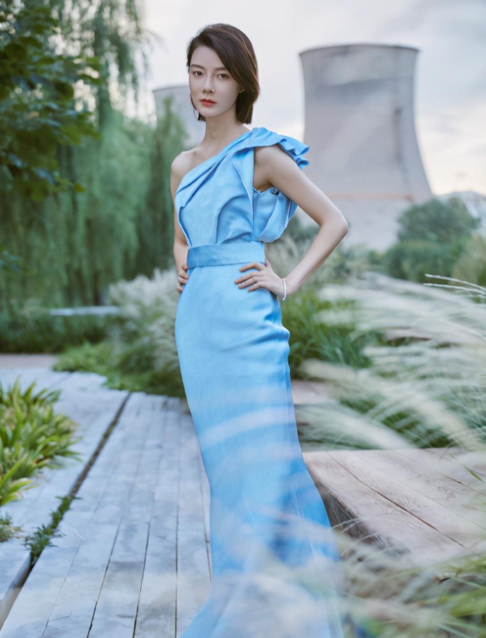 车晓分手8年狂拼事业,剪短发瘦身却变老阿姨,38岁终究下神坛_显得