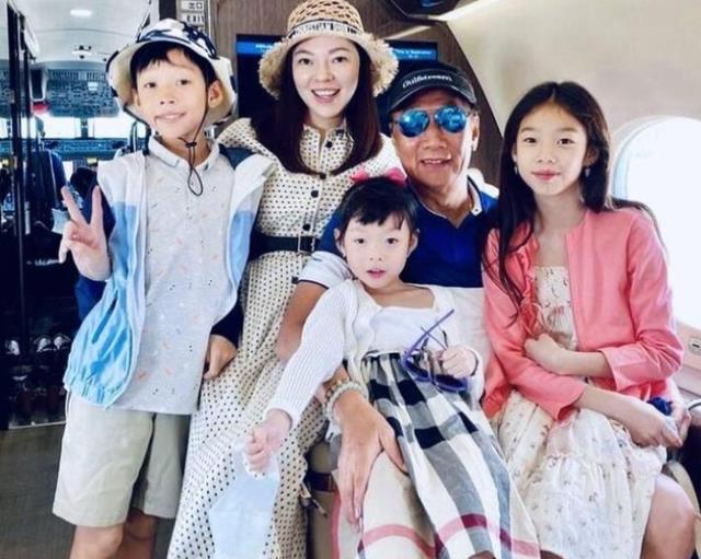 他遇到了林纾,一位"美丽的女士",两人有一个深情的小妾想要结婚.