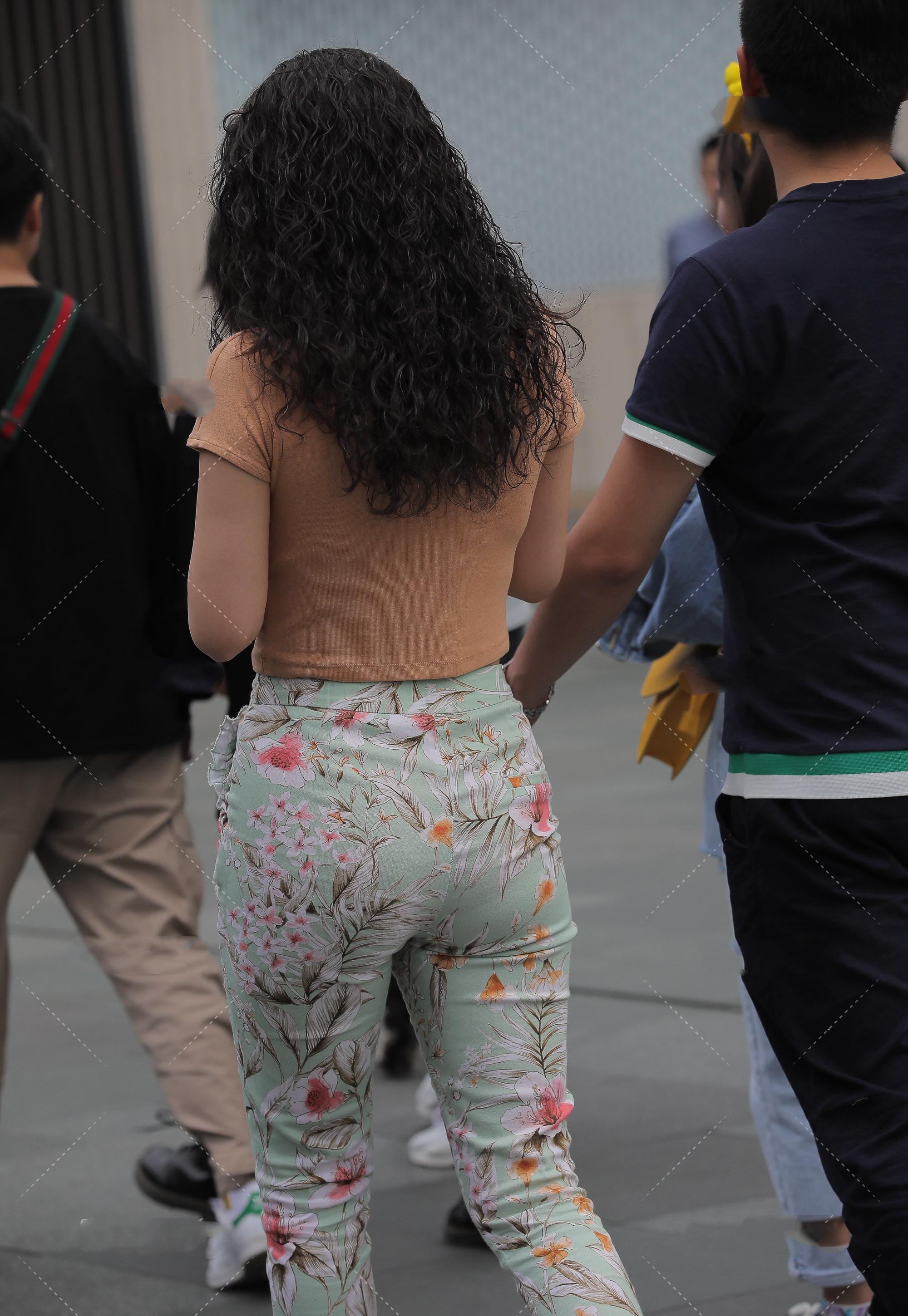 粉绿色花裤子搭配姜黄色上衣,时尚清新,花俏美丽的时尚穿搭