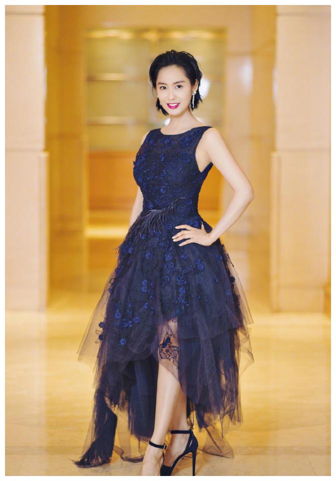 原创小个子穿衣显矮看看48岁女神朱茵的显高示范每一套都很美