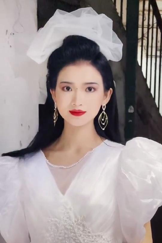 世纪"中国十大名模"季军姚佩芳获奖时的造型↓复刻90年代国模造型系列