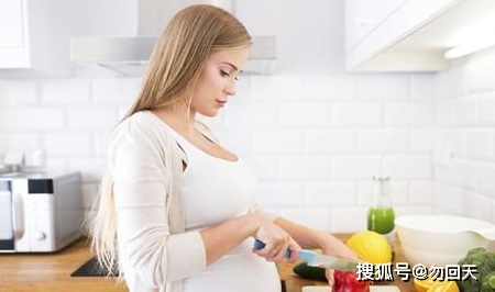 孕晚期，越少做这四件事，羊水越稳定，宝宝发育越好