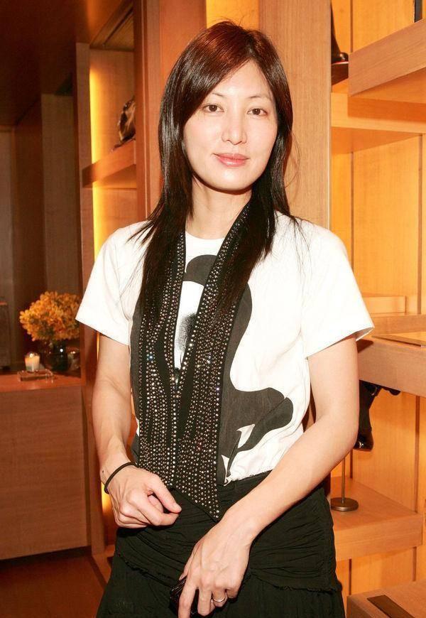 媒体曾曝出过周嘉玲的近照,如今50岁的她身材保持得挺好的,很多网友