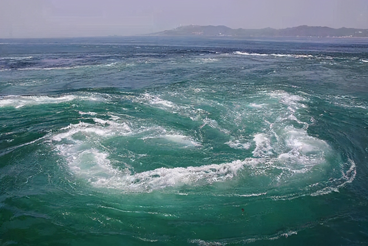 陈公子所在的船最小,被吸进了一个巨大的漩涡,眼看着就要被卷进海底