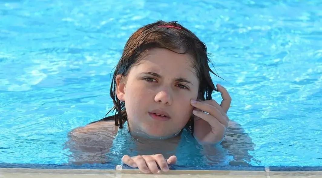 綦江惠耳听力与您分享夏天到了游泳时耳朵进水了应该怎么办
