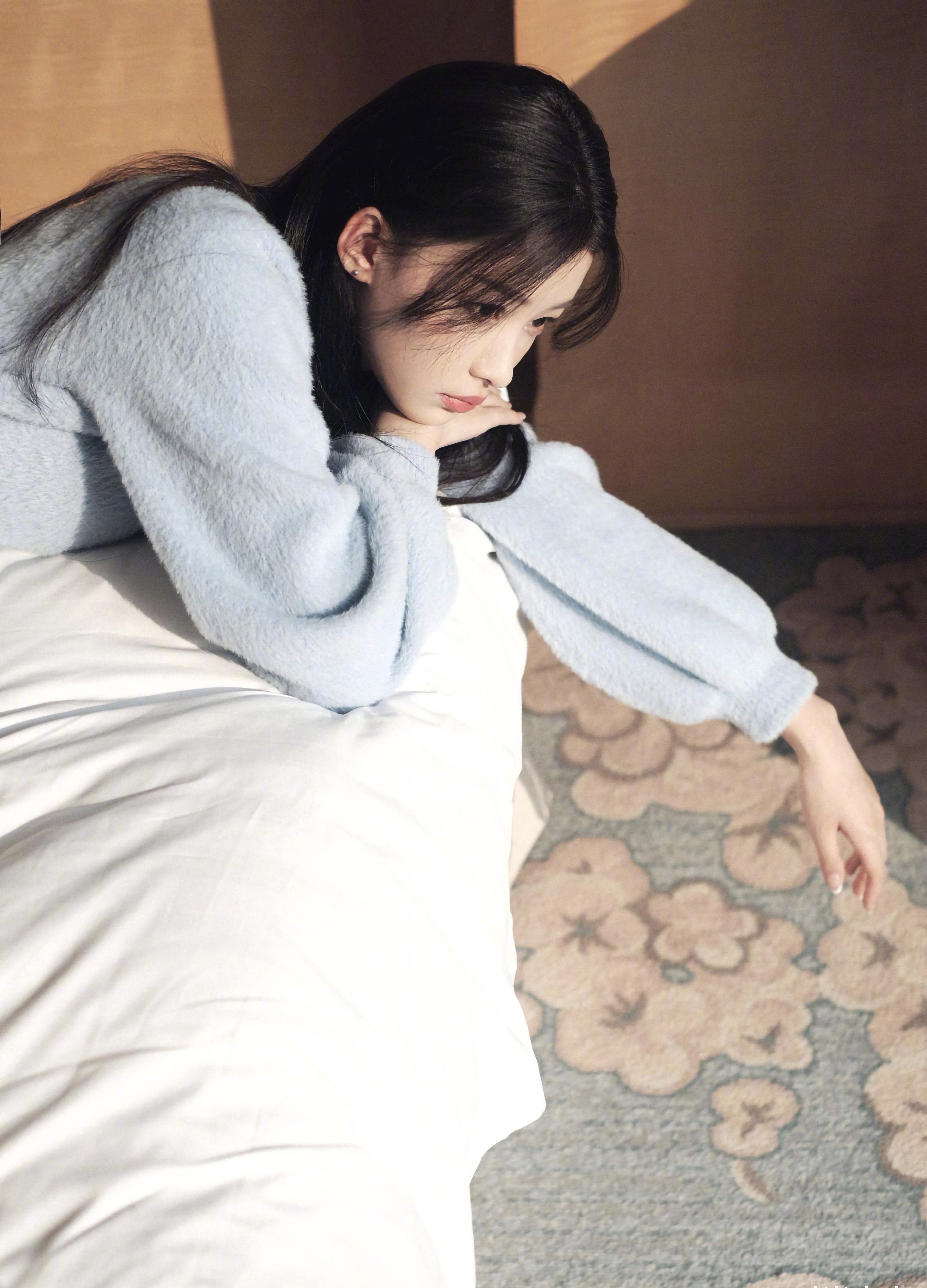 原创孙怡简约风写真蓝莓色印花连衣裙躺在浴缸里清纯甜美