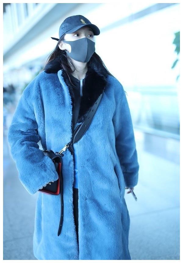 原创时尚博主上线林允穿毛绒大衣搭阔腿裤纯蓝look让人眼前一亮