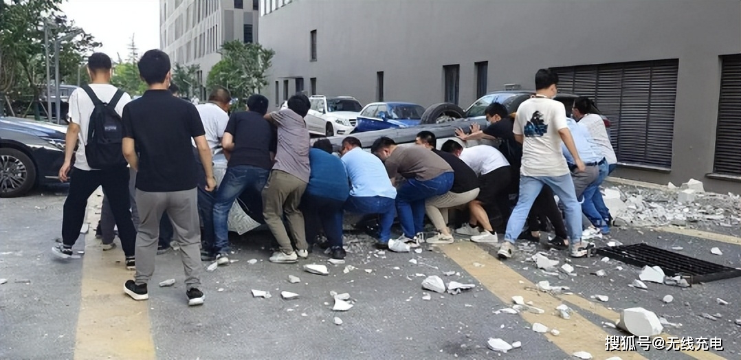 蔚来汽车从上海总部5楼冲出坠落,造成一死一伤
