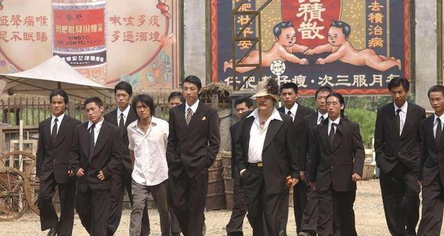 现实中的上海曾在历史上也有这样一股势力,他们同样被称为"斧头帮".